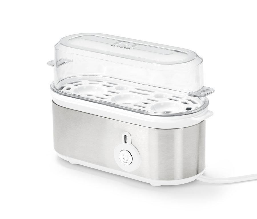 Egy ezüst színű elektromos tojásfőző átlátszó fedővel.