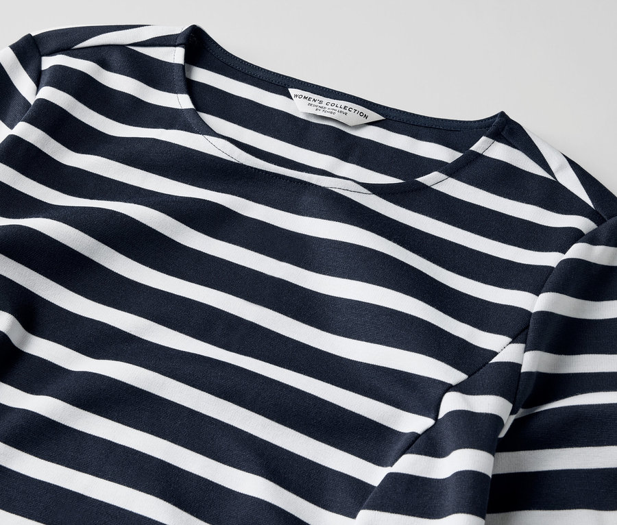 Egy csíkos női lezser ruha részlete.