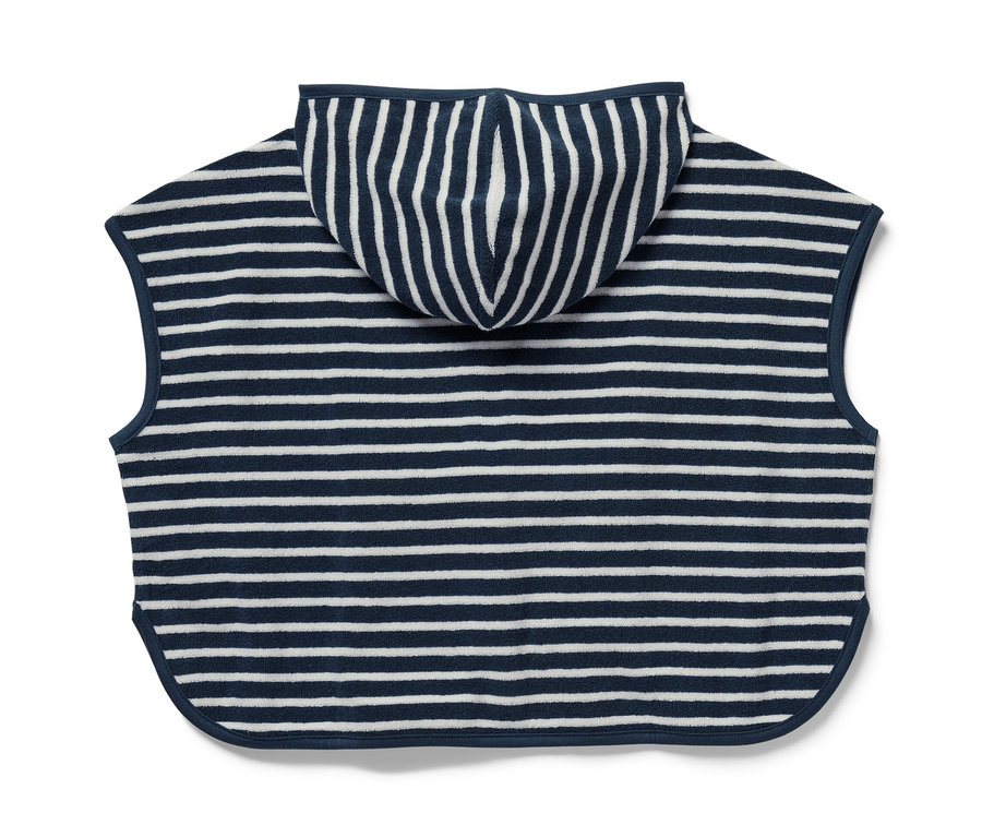 Felülnézet egy csíkos, kapucnis, tengerparti frottír poncsóról, kék-fehér.