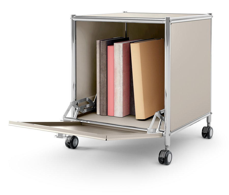 Bézs színű, kerekeken guruló szekrény nyitott ajtóval, benne könyvekkel.