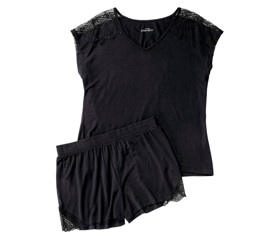 Fekete rövidnadrágos pizsama csipkével a vállán és a lábán.