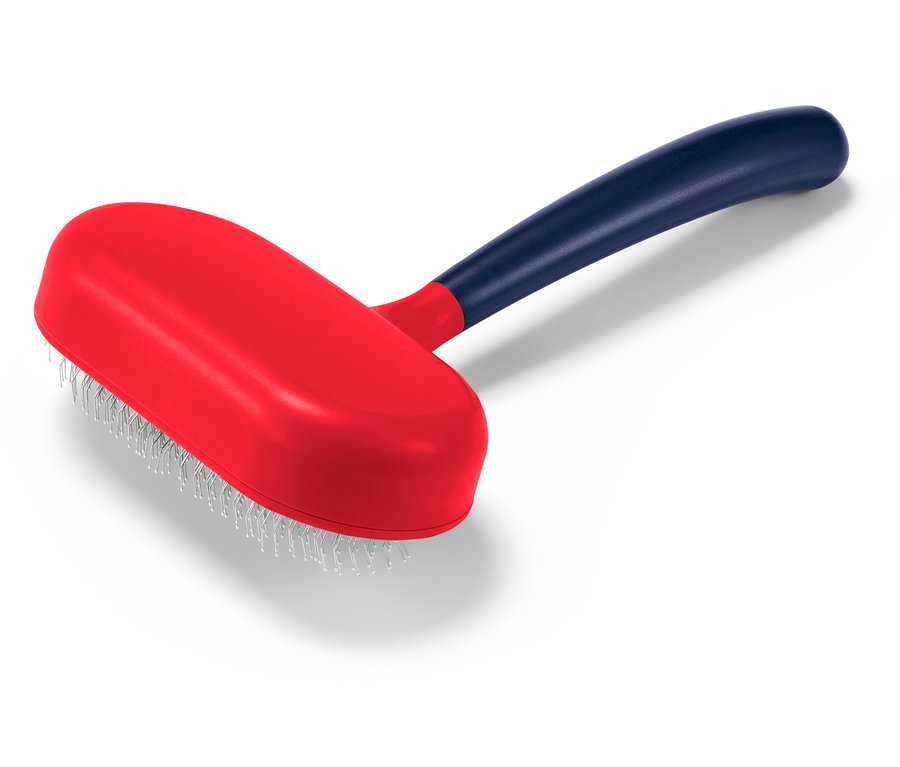 Egy piros állatkefe kék fogantyúval fekszik egy fehér háttéren.