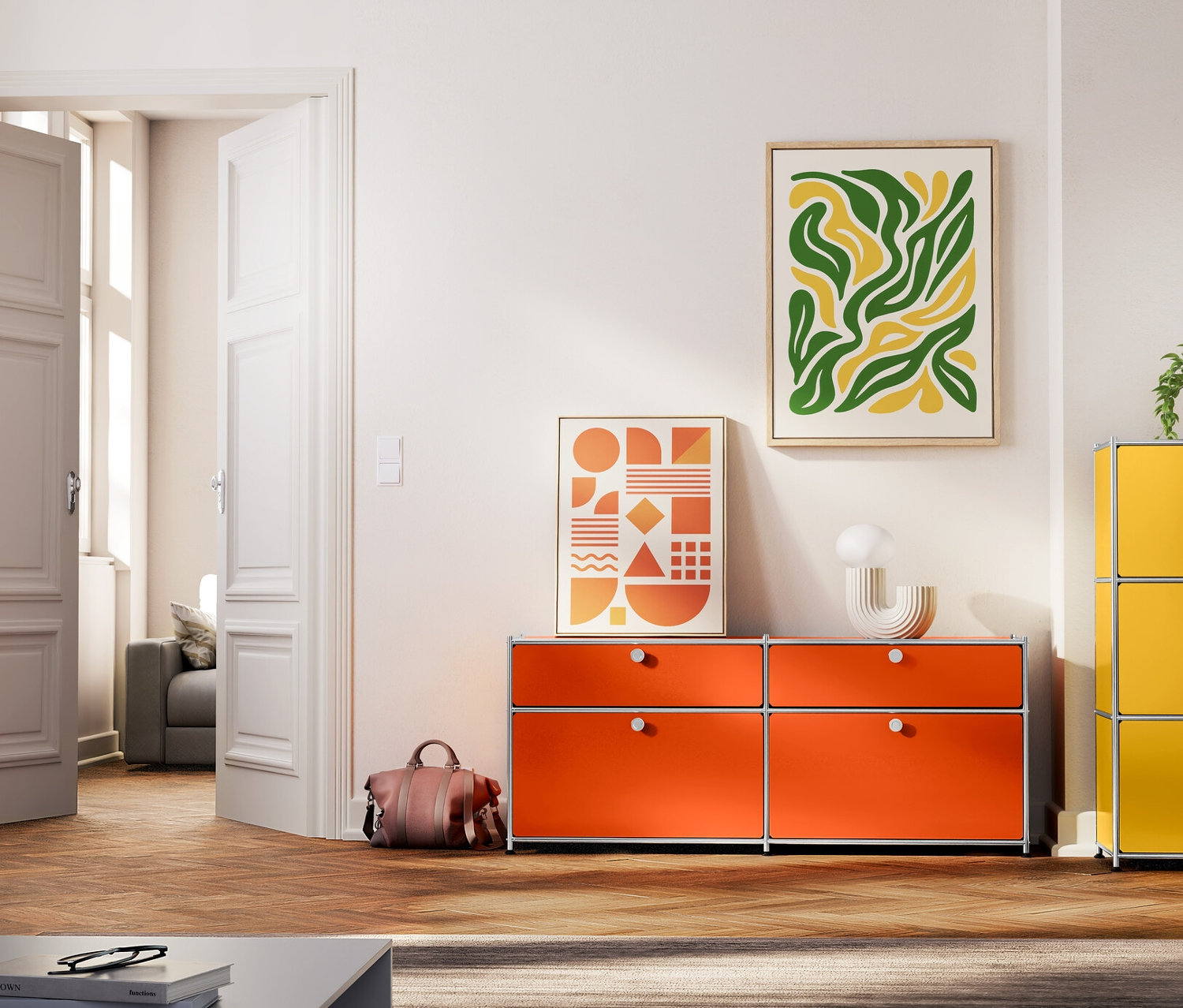 Nappali különböző színű fém komódokkal.