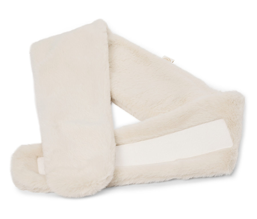 Egy krémszínű, bélelt műszőrme sál fehér tépőzáras rögzítéssel, fehér háttér előtt.