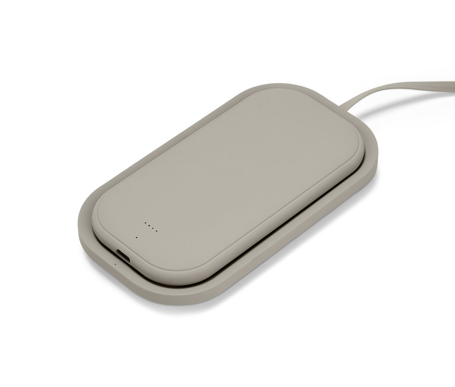 Szürke, vezeték nélküli powerbank töltővel fehér felületen.