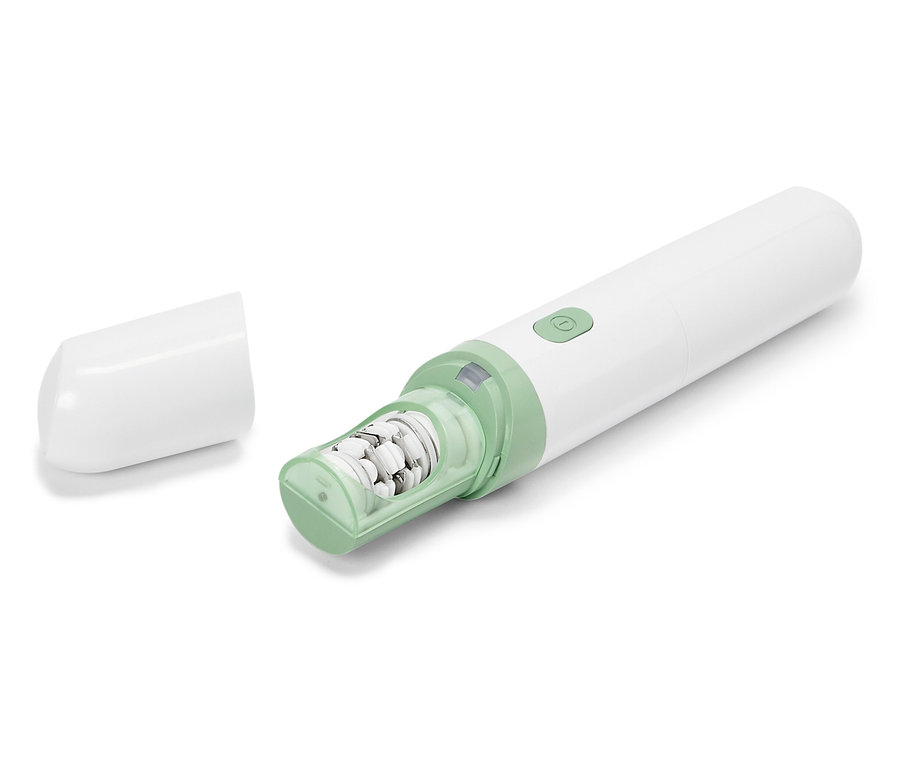 Egy fehér, elektronikus bőrkeményedés-eltávolító zöld díszítéssel, a védőkupak levéve, fehér háttéren fekszik.