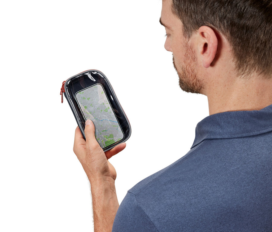 Férfi nézeget egy multifunkcionális kis táskát ablakkal.