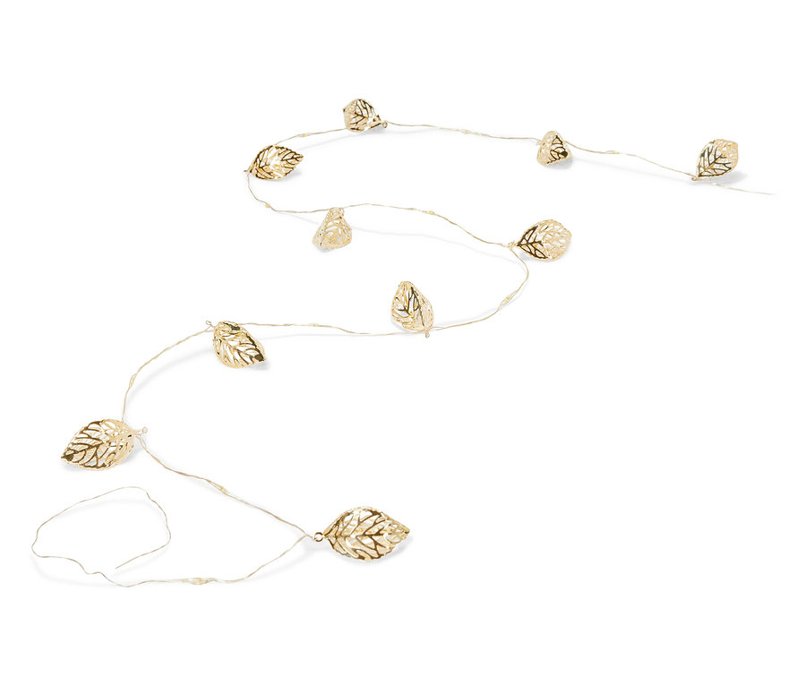 Arany színű levél alakú fényfüzér fehér háttéren.