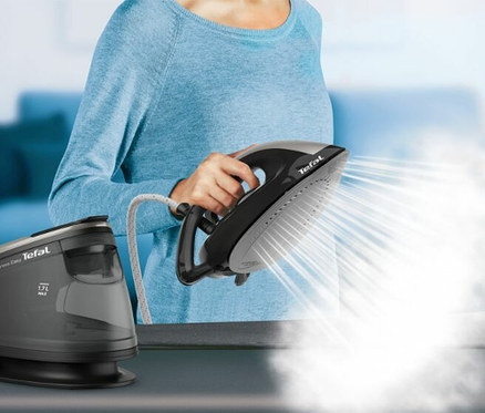 Nő használja a Tefal »Express Easy SV6140« gőzállomást ruhán.