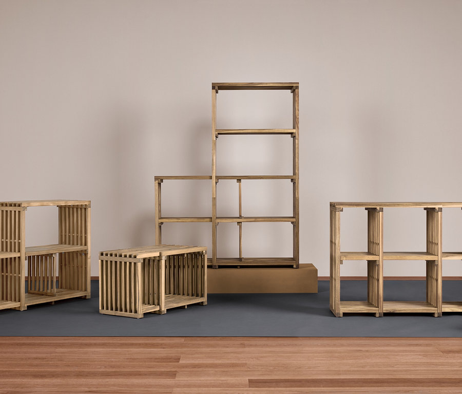 Négy különböző méretű fa polc egy szürke alátéten, fa padlón.