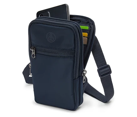 Sötétkék crossbody táska telefonnal és kártyákkal.