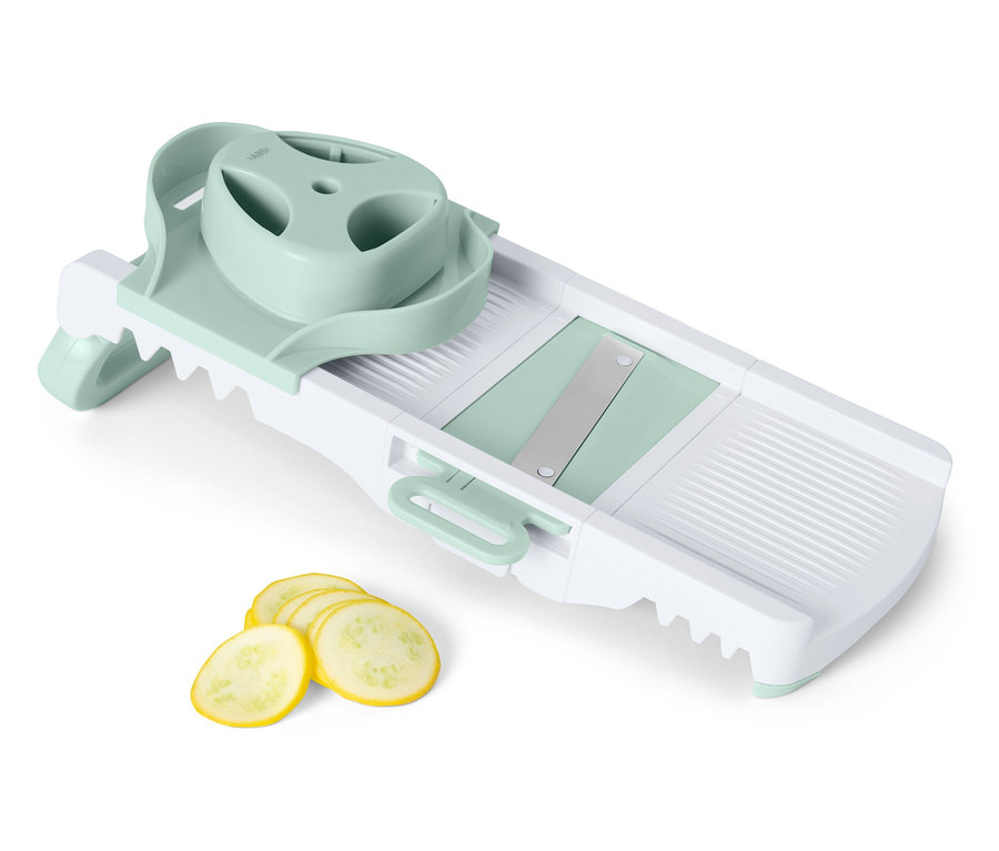 Zöldségszeletelő sárga cukkini szeletekkel.