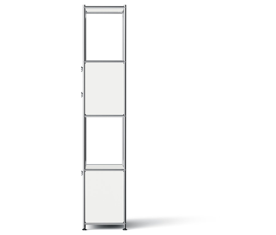 Egy ezüst színű állvány négy polccal, melyből kettő fehér ajtós szekrény.