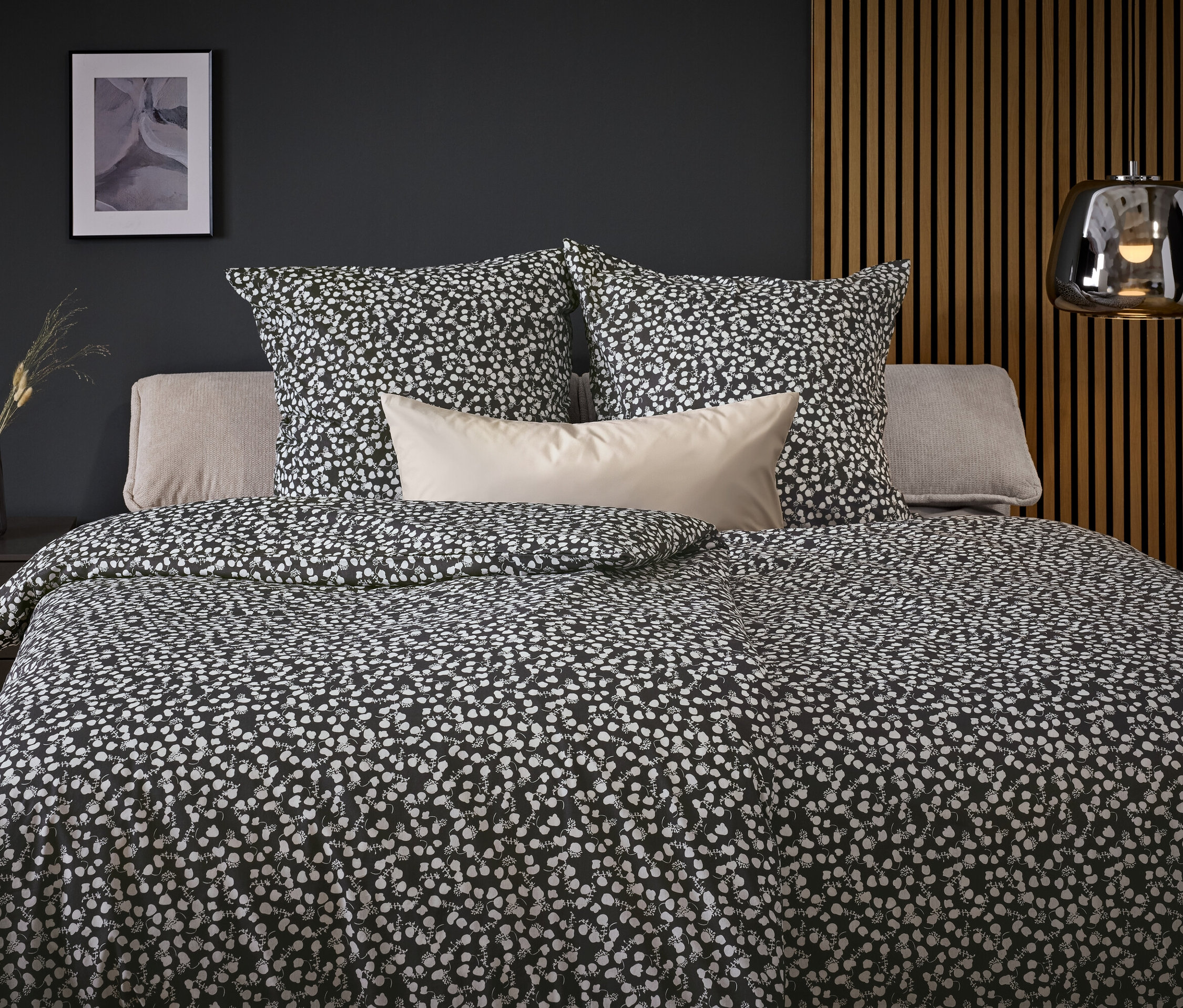 Fekete-fehér mintás ágynemű párnákkal egy ágyon.