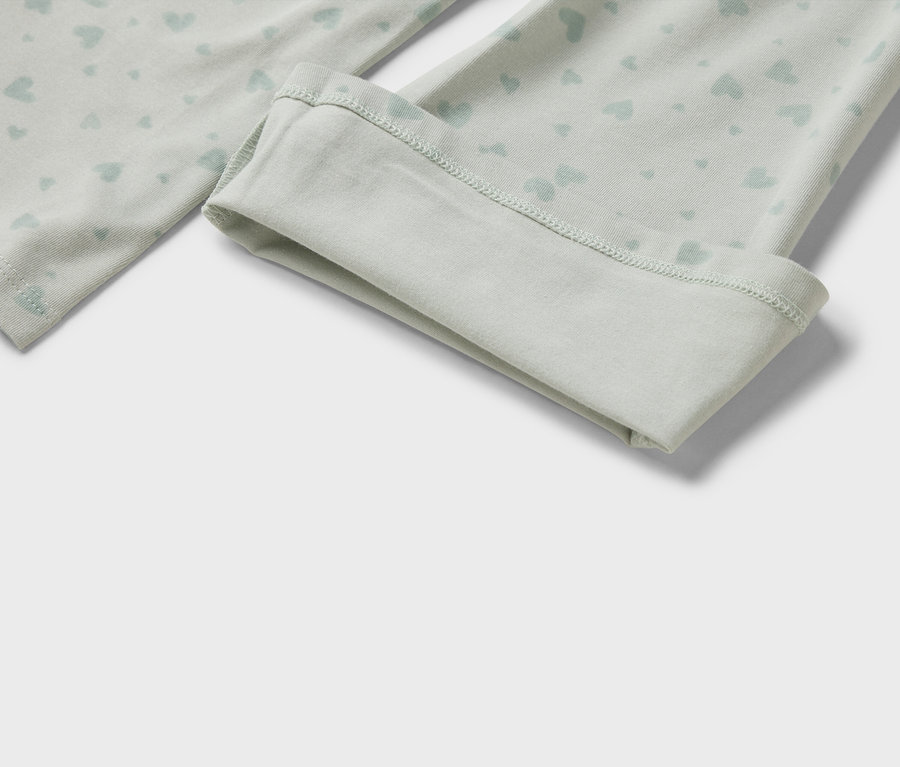 Világoszöld leggings részlete világoskék szív mintával és felhajtott szegéllyel.