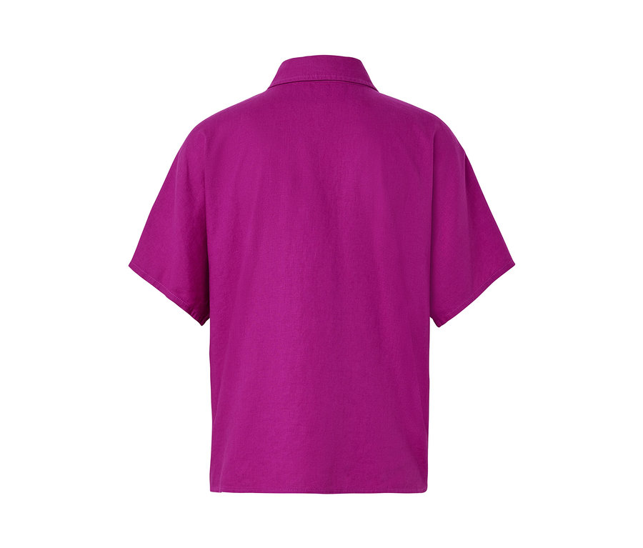 Egy fukszia lenvászon női ing részlete.