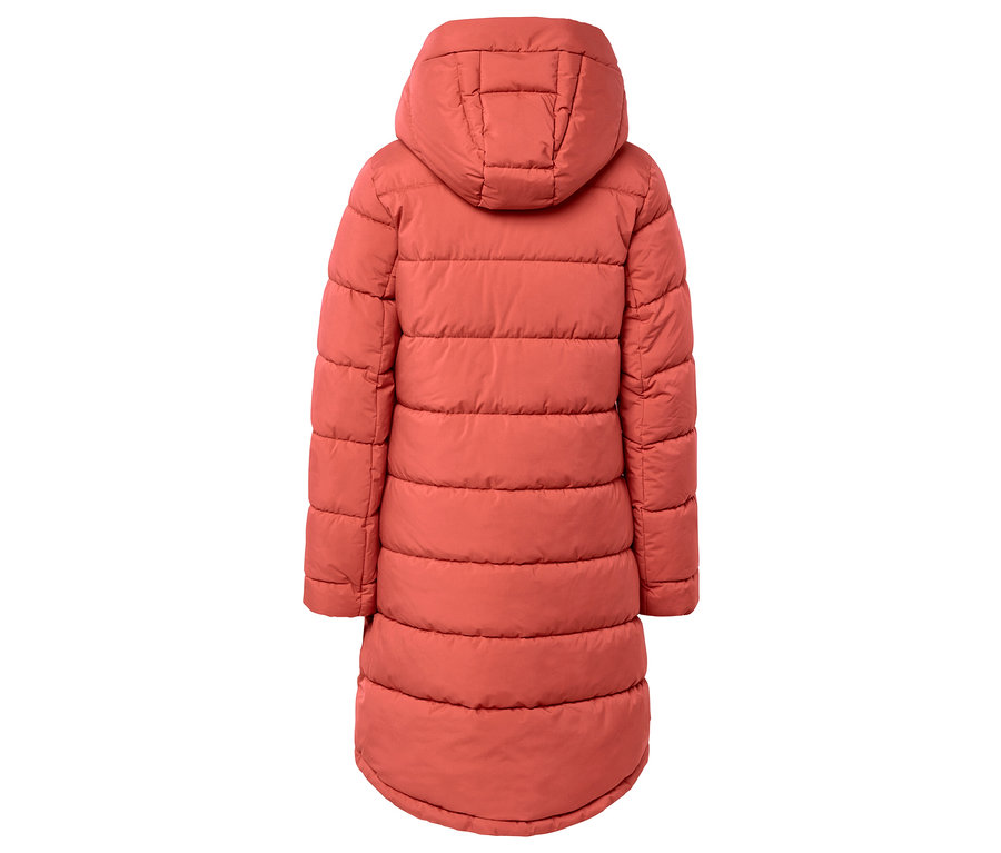 Hátulnézet egy hosszú, korall színű, steppelt kapucnis kabátról.
