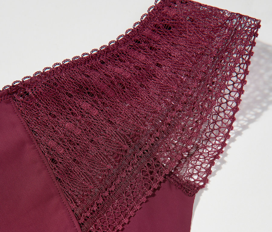 Egy bordó Passionata »Leila« alsó részlete csipkével.