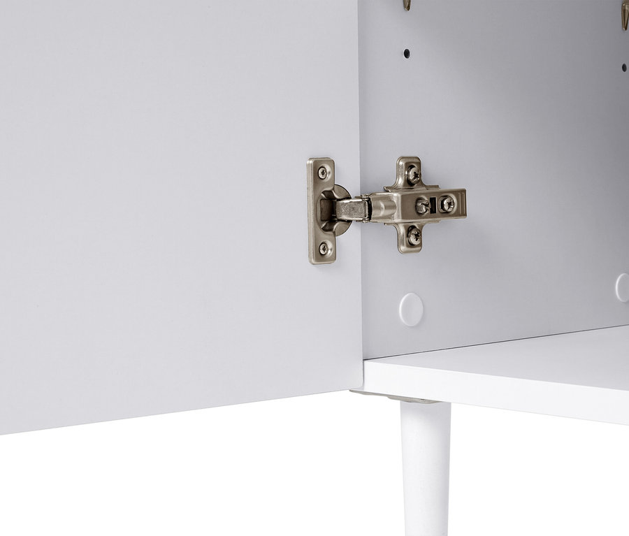 Egy szekrény közeli képe nyitott fehér ajtóval és ezüst színű zsanérral.