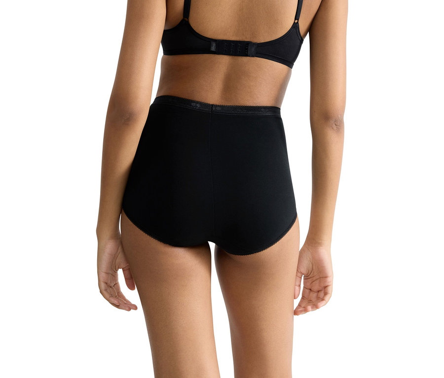 Közeli kép egy fekete, magas derekú alsóneműt és melltartót viselő nő hátulnézetéről.