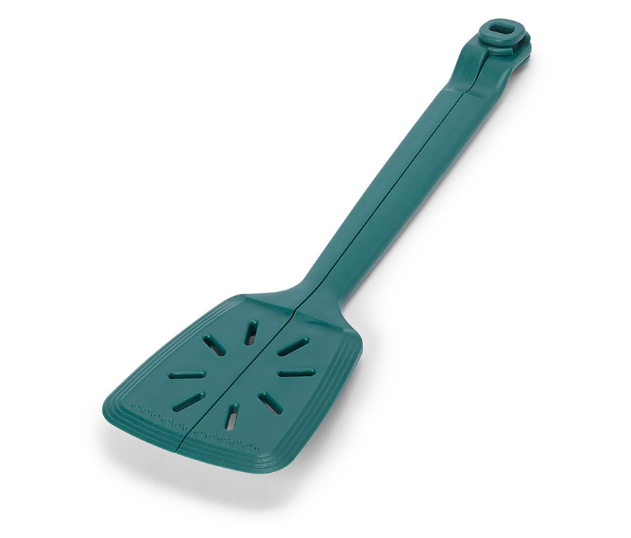 Egyetlen, hosszú, zöld spatula fekszik egy fehér háttéren.
