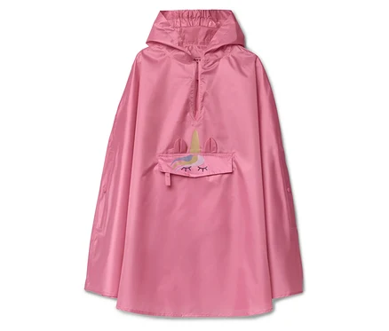 Rózsaszín esőponcsó kapucnival és unikornis applikációval a zseben.