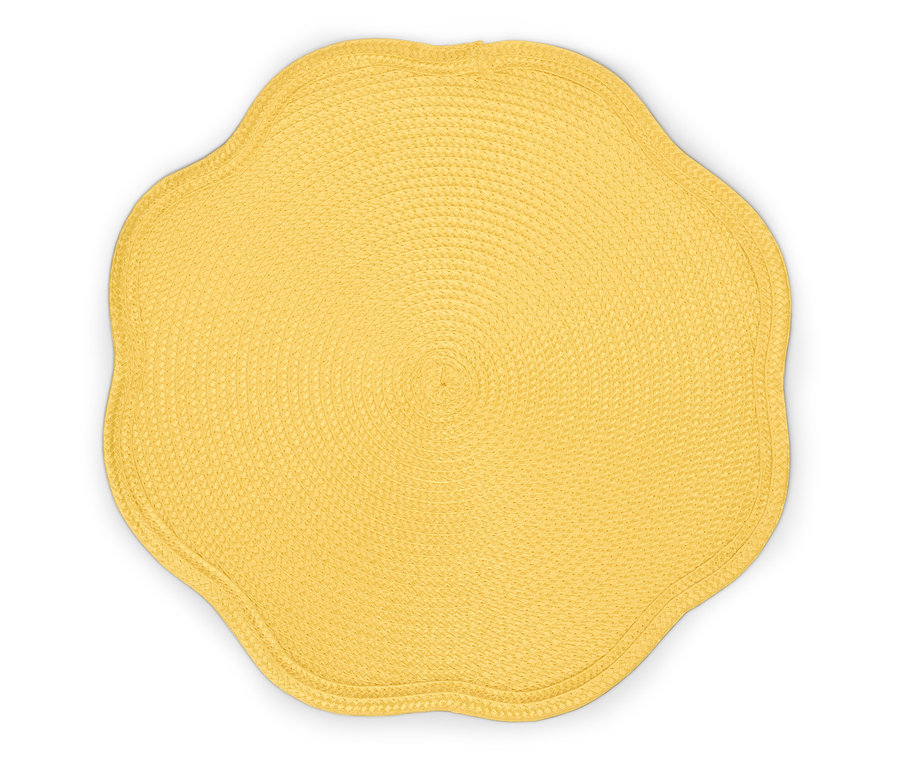 Sárga, virág alakú, szőtt anyagból készült tányéralátét.