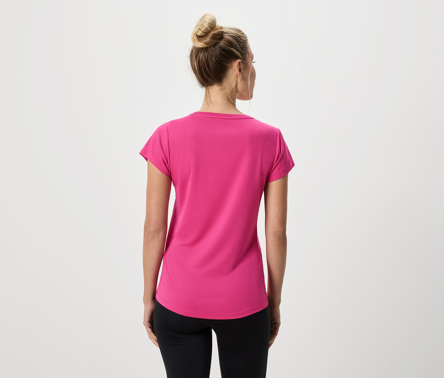 Hátulnézet egy kontyos nőről, aki rózsaszín pólót és fekete leggingset visel.