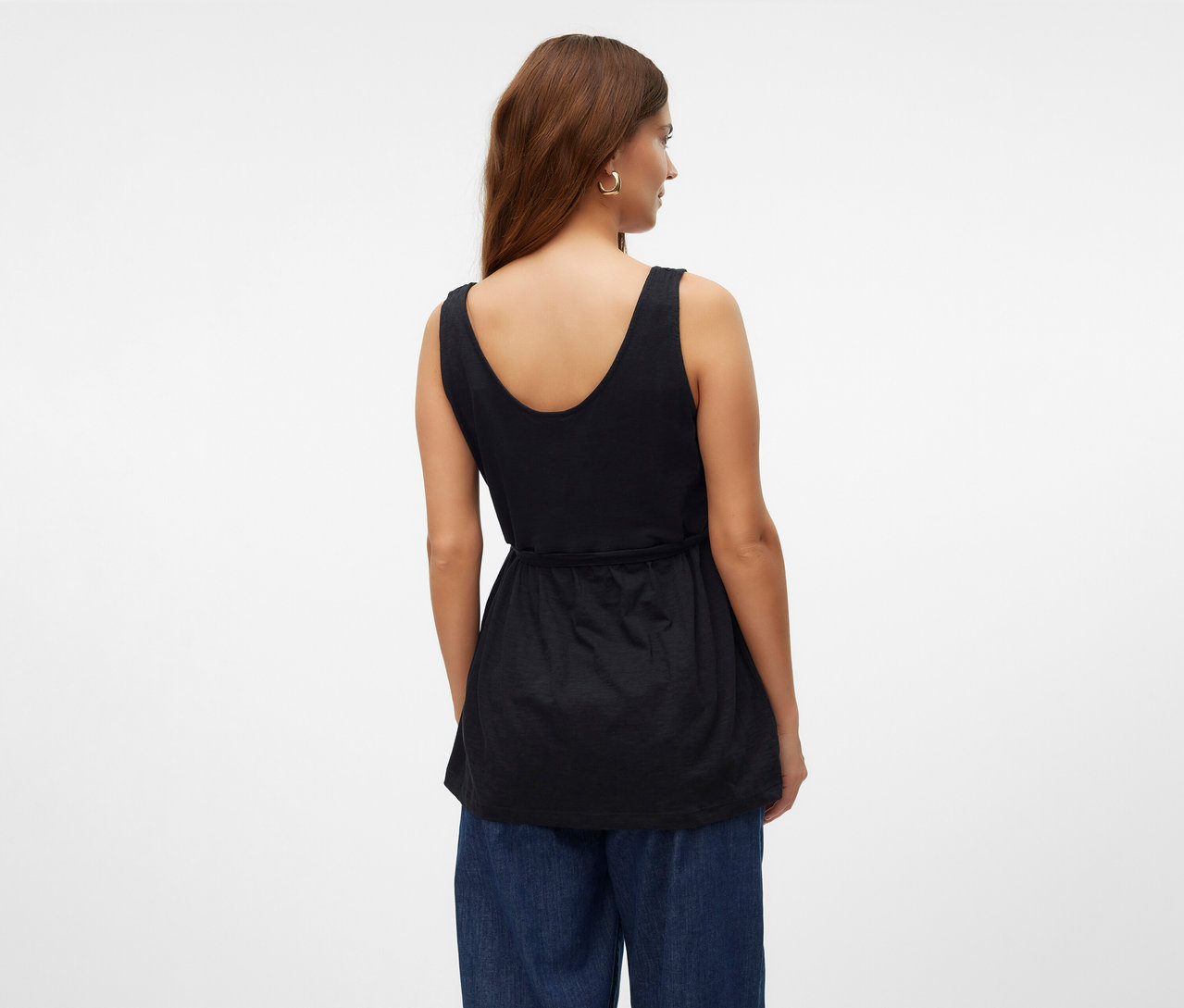 Hátulról látható nő MAMALICIOUS »MLEVI LIA« szoptatós toppal és kék farmerrel.