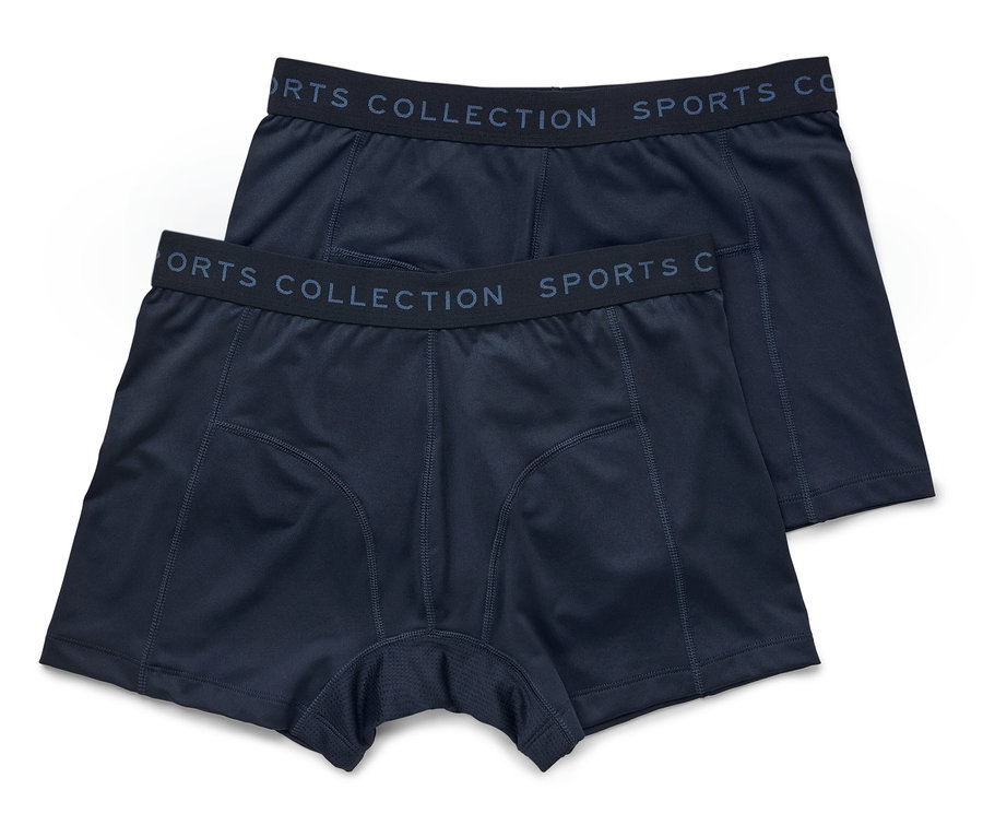 Két tengerészkék boxer alsónadrág fekszik egymáson, a derékpánton a "SPORTS COLLECTION SPORTS CO" felirattal.