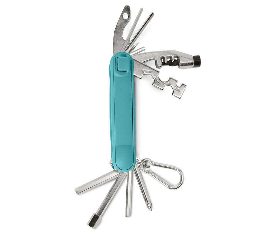 Közeli kép egy többfunkciós szerszámról kék fogantyúval és különböző rozsdamentes acél szerszámokkal, beleértve a csavarhúzókat, imbuszkulcsokat és láncszemkinyomót, fehér háttérrel.