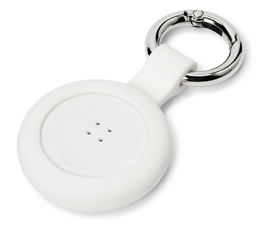 Egy fehér, kerek helymeghatározó eszköz közeli képe négy lyukkal és egy ezüst karabinerrel.