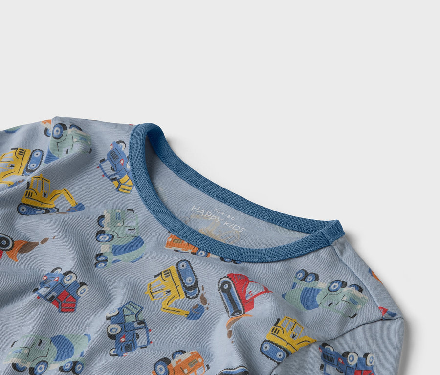 Világoskék póló kék nyakkivágással és különböző építőipari járművek mintájával.