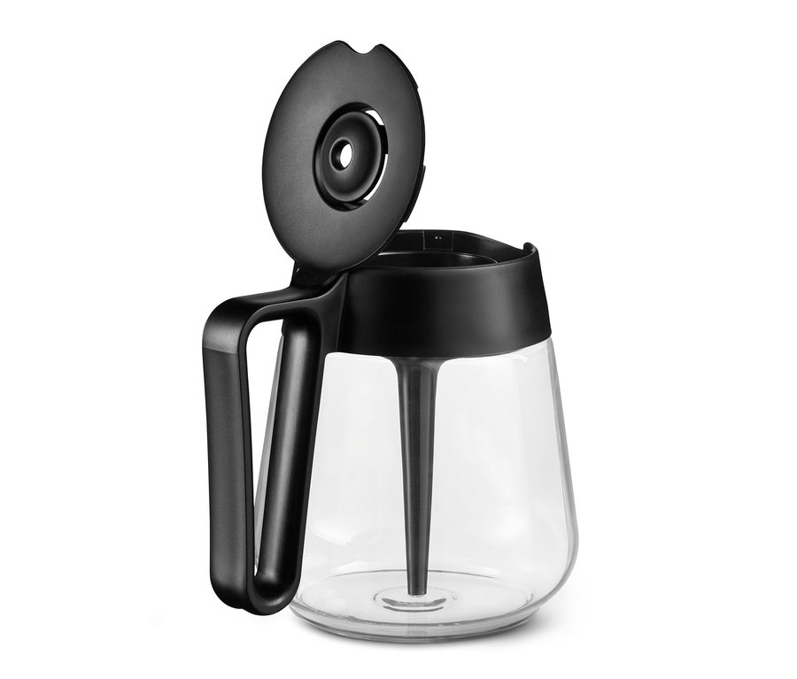 Közelkép egy fekete »Let's Brew« filteres kávéfőzőről, nyitott fedéllel.
