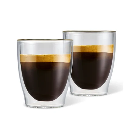 Két duplafalú caffè crema pohár kávéval töltve.