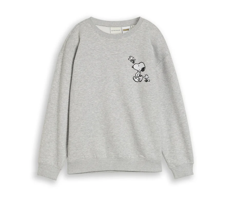 Szürke pulóver fekete körvonalas rajzzal, amelyen ülő Snoopy néz fel a felette repülő Woodstockra.