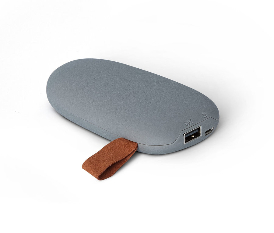 Szürke, kőhatású powerbank barna pánttal, fehér háttérrel.