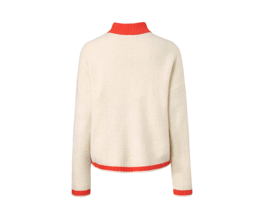 Egy fehér kötött női pulóver hátulnézete.