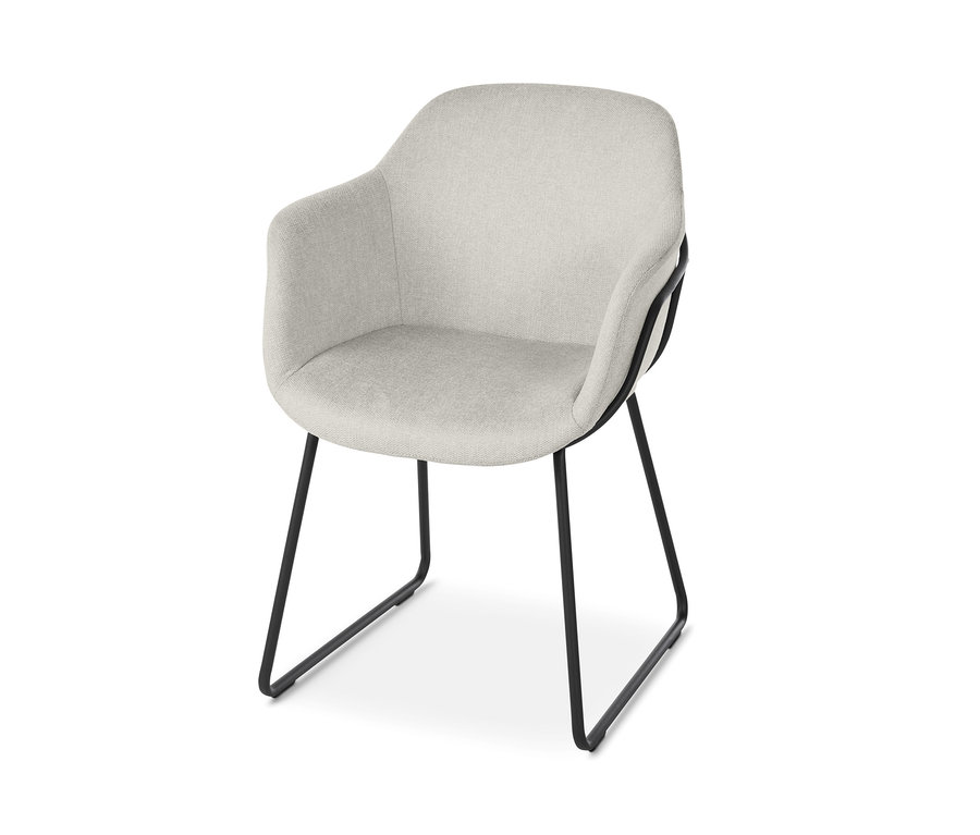 Bézs kárpitozott kagylószék fémlábakkal.