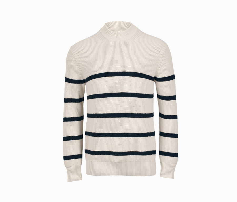 Csíkos kötött pulóver sötétkék vízszintes csíkokkal, fehér alapon.