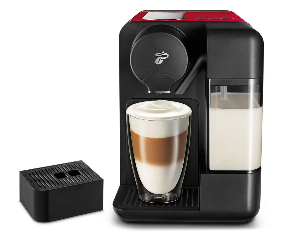 Fekete Cafissimo milk, piros, kávéfőző kávéval és tejjel.