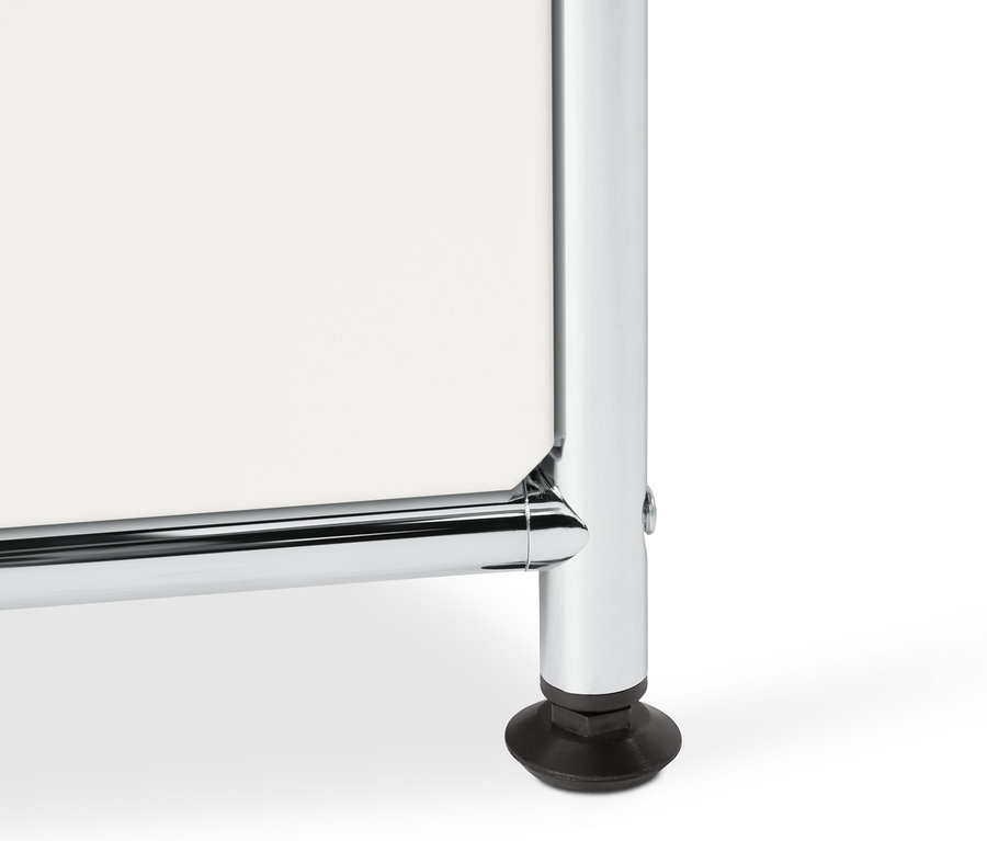 Nagyított kép egy fehér, 4 ajtós magas fémpolcról.