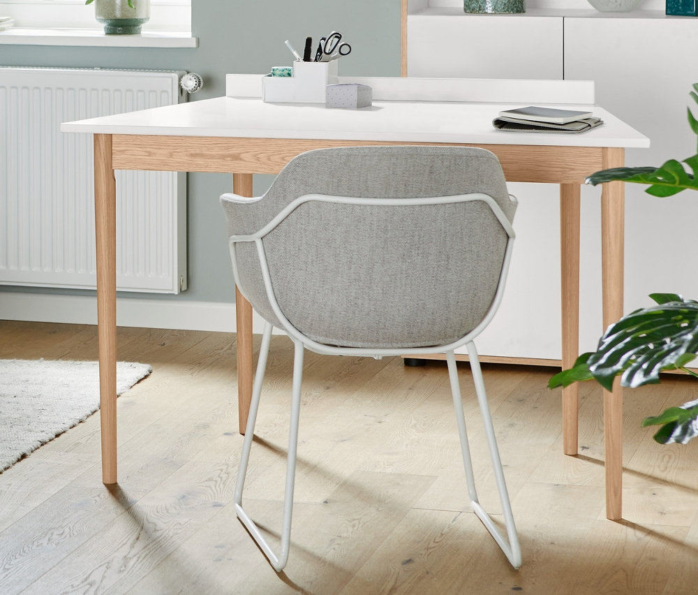 A nappaliban található egy SCAPA moduláris kanapé »Berlin«, jobb oldali sarokmodul, és egy fém állólámpa, fehér.