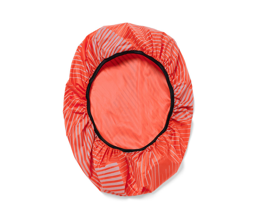 Narancssárga hátizsák védőhuzat szürke csíkokkal.