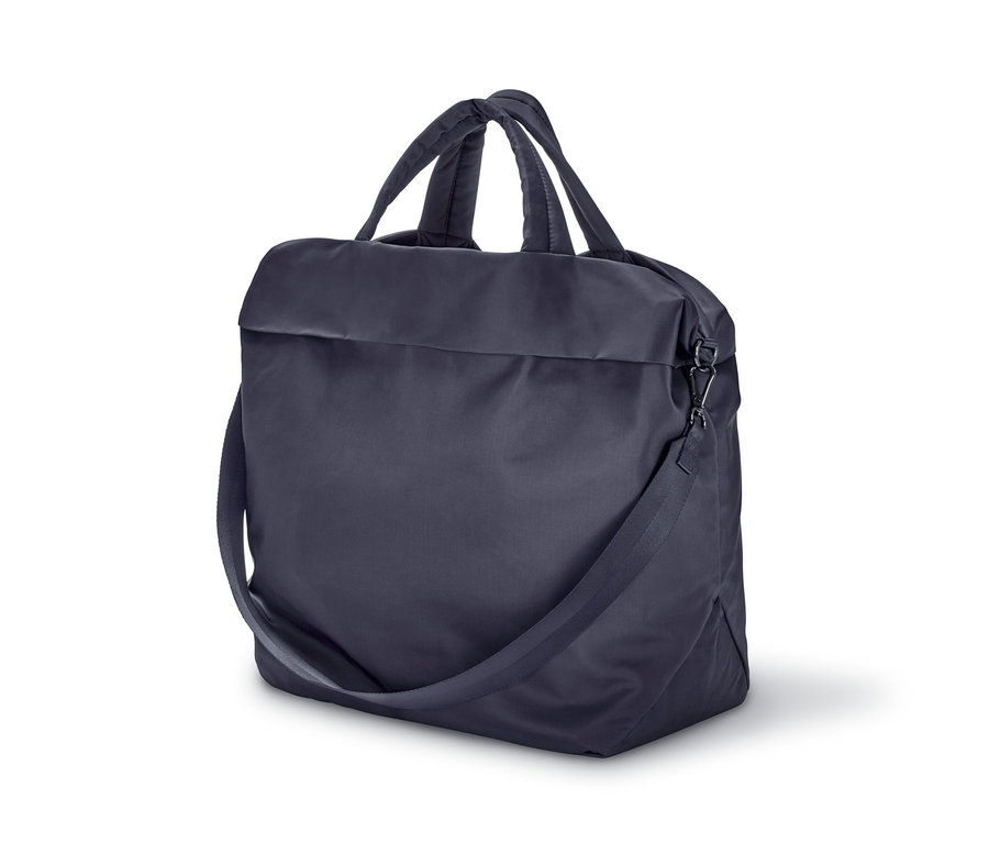 Sötétkék sporttáska fogantyúkkal és vállpánttal.