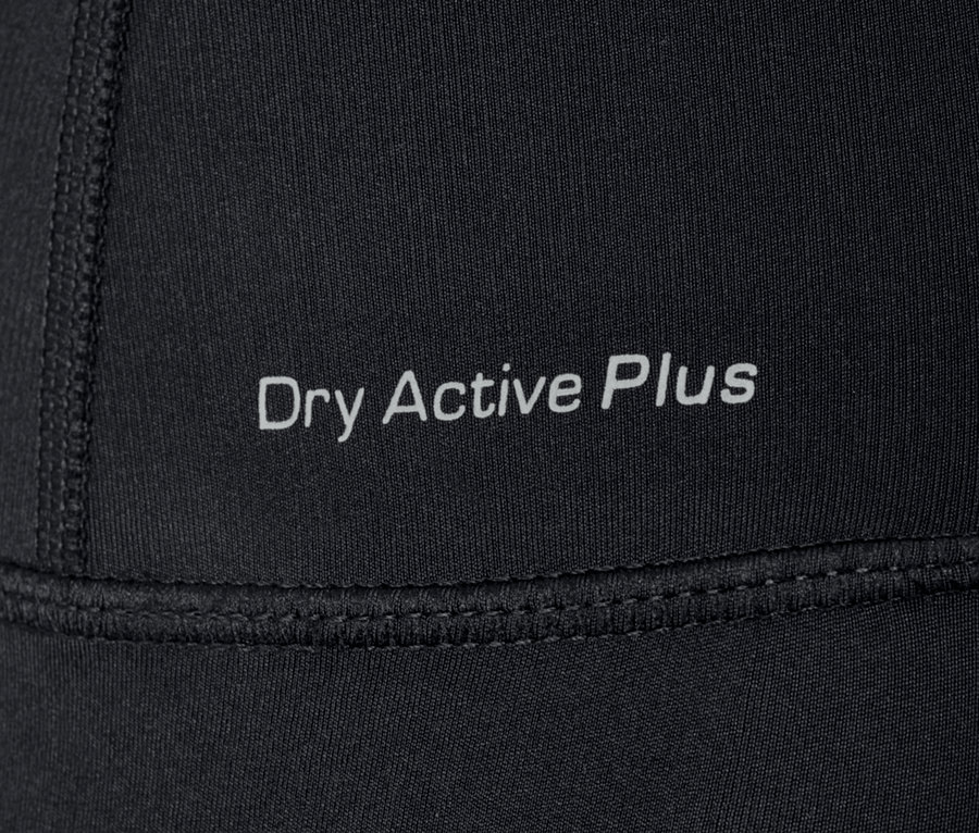 Egy fekete női alakformáló sportnadrág részletfotója, rajta a "Dry Active Plus" felirat.