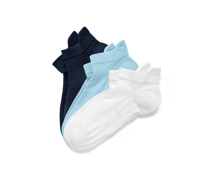 Három pár fehér, kék és tengerészkék színű unisex sportzokni közelről.