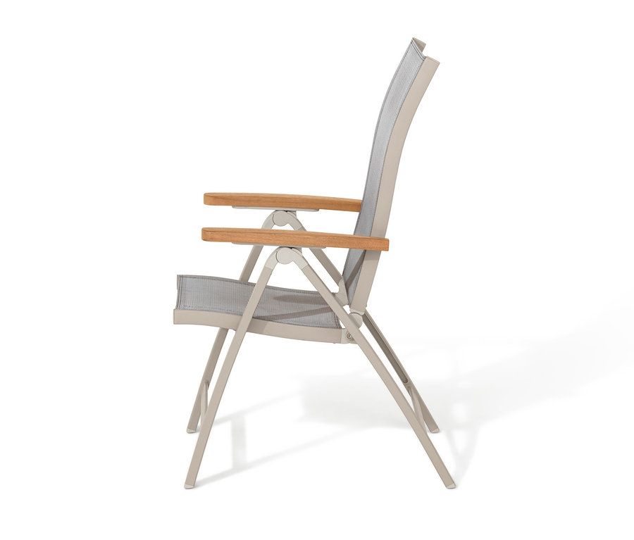 Oldalnézet egy »Liska« állítható háttámlás székre.