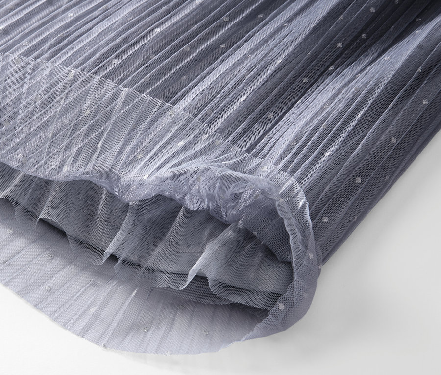 Női tüllszoknya részlete, színátmenetes, szürke.