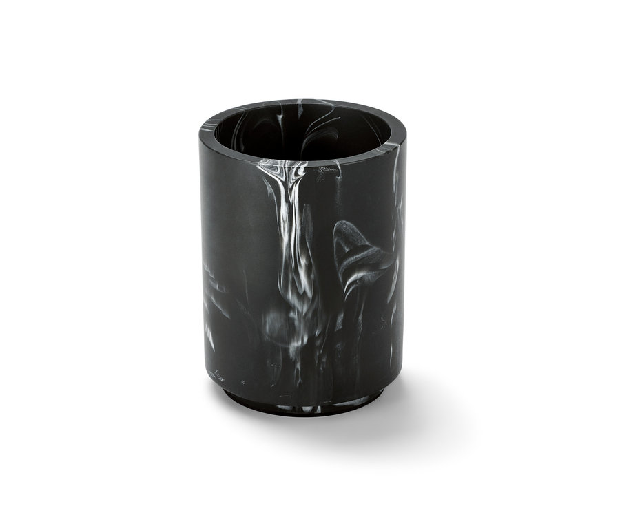 Márvány hatású, fekete-fehér tárolópohár.